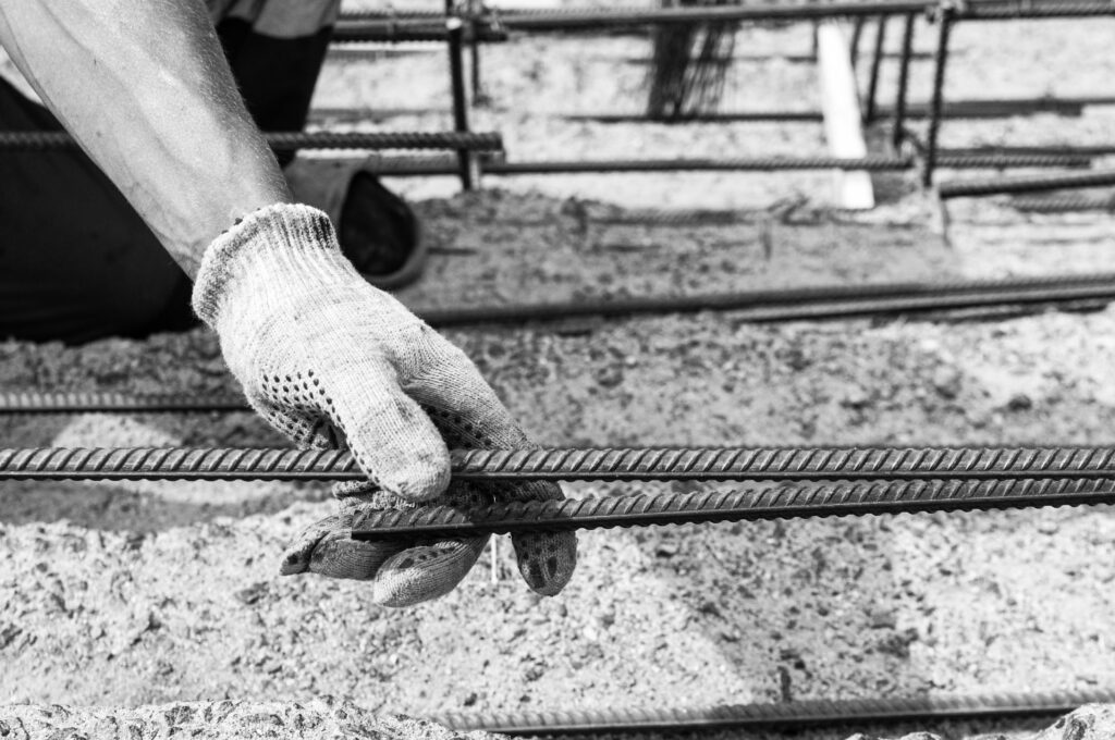 ouvrier tenant faisant du gros oeuvre